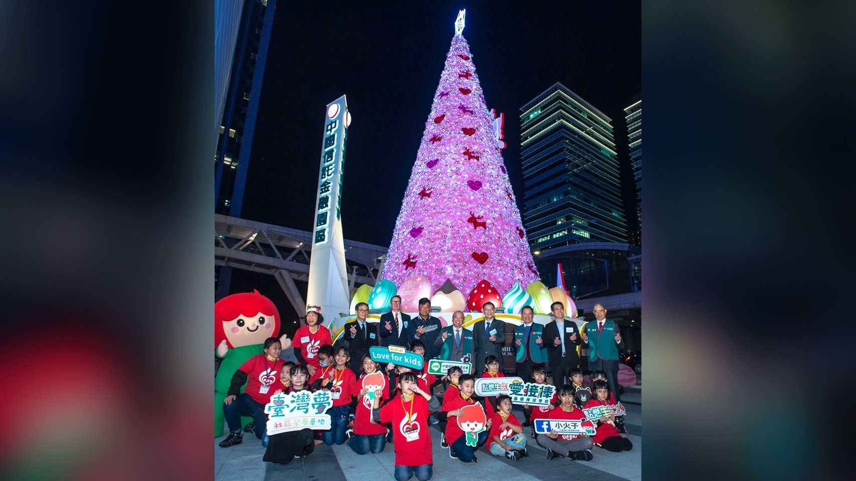 ▲全台北市最高的聖誕樹。（圖／中信金提供）