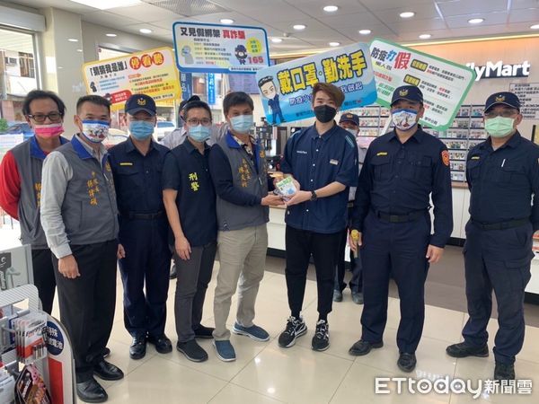 ▲台南市學甲警分局民防中隊中隊長楊偉碩等人，購買防身噴霧及警鳴器，與分局長王子雄一起走訪轄內超商及加油站營業處所，致贈防衛用品提升自我防衛能量。（圖／記者林悅翻攝，下同）