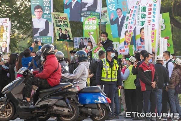 ▲台南市長黃偉哲打頭陣，帶領民進黨立委、市議員和黨公職人員，在東區小東路、中華東路口，向路過民眾報告「四個公投不同意」的理由，不少路過民眾看到黃偉哲市長宣講，紛紛比讚。（圖／記者林悅翻攝，下同）