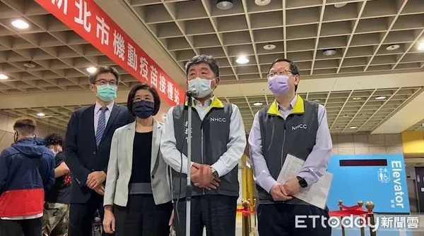 ▲▼陳時中視察板橋車站施打站。(圖/指揮中心提供)