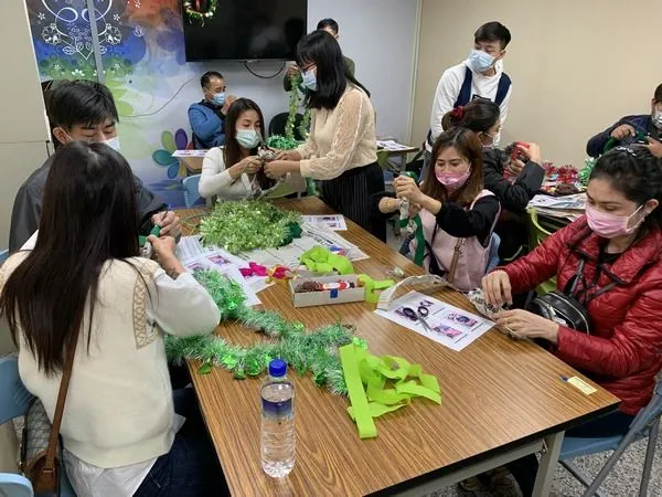 ▲桃園新住民利用家中小物,手作聖誕幸福花飾。(圖/移民署桃園站提供)