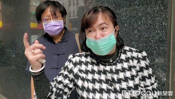 ▲▼ 苗栗地方法院少年家事法庭法官周靜妮（右）被移送法官評鑑，她的丈夫曾建元（左）陪同力挺            。（圖／記者黃哲民攝）