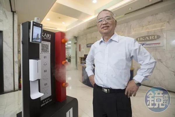 黃昭贊大學還沒畢業就以清潔打掃創業,入行40年,台灣重要的建築物他都經手服務過,集團去年營收10億元,還做出台灣第一個防疫門。