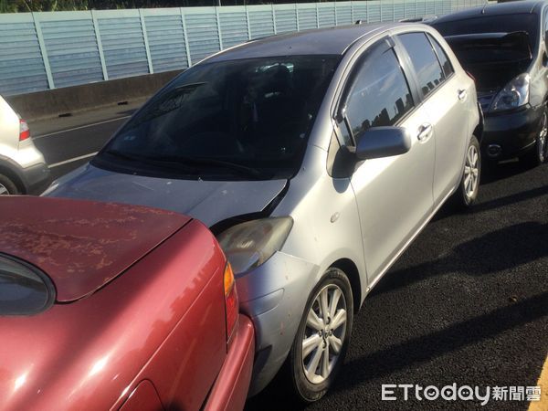 ▲▼國道6車連環撞 。(圖/民眾提供)