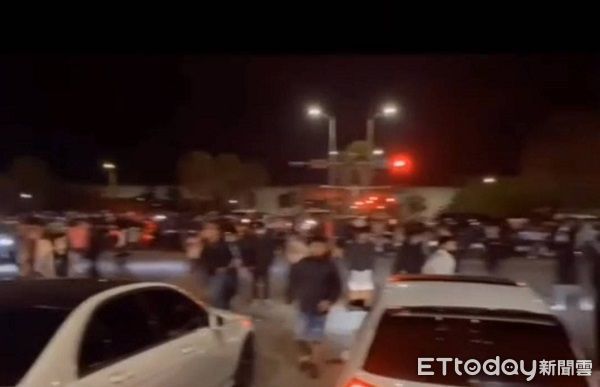 ▲桃園市桃科九路凌晨改裝車聚集競速。(圖/大園警分局提供)