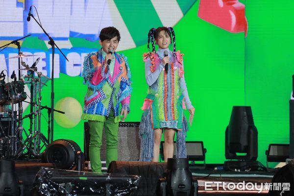 ▲▼新北耶誕城「巨星耶誕演唱會」,黃子佼,Dora(圖/記者周宸亘攝)