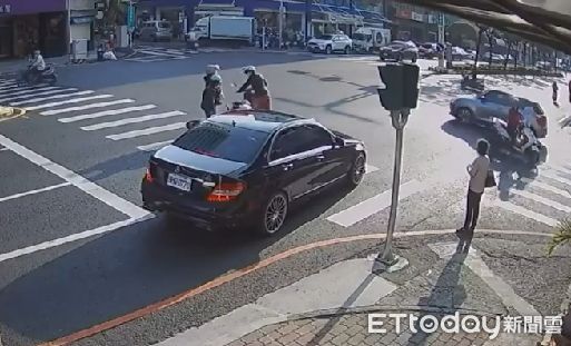 ▲▼前方騎士動手呼後方騎士巴掌後方騎士巴掌 。(圖/讀者提供)