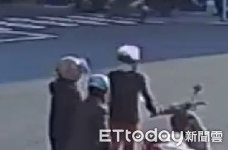 ▲▼前方騎士動手呼後方騎士巴掌後方騎士巴掌 。(圖/讀者提供)