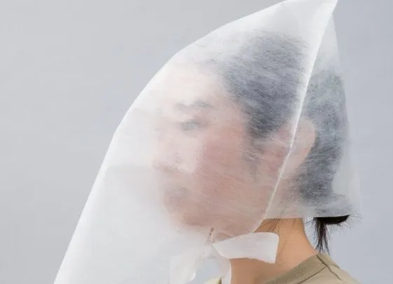 ▲日本服飾店會要求顧客在試穿前戴頭套。(圖/截自推特@teamfuwafuwa)