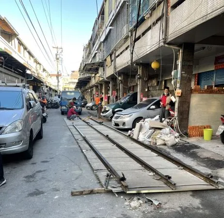 ▲遮雨板掉落。(圖/民眾提供)