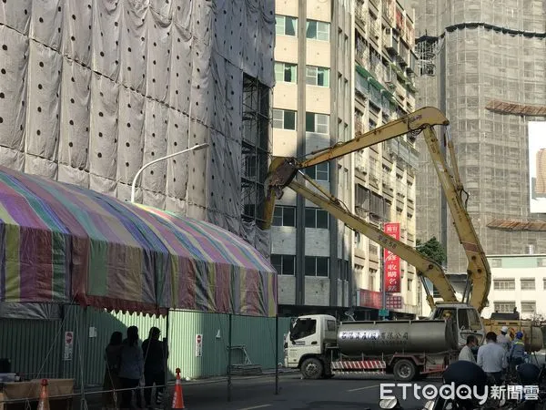 ▲▼高雄城中城16日開始拆除。(圖/記者賴文萱攝)