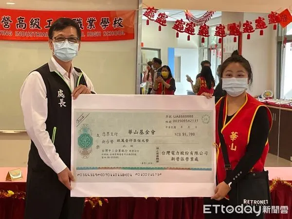 ▲台電新營區營業處與華山基金會新營愛心天使站合作,由張簡宗瑜處長率領業務副處長及台電志工等人員,結合新營高工餐飲科學生為長輩準備愛心桌菜。(圖/記者林悅翻攝,下同)