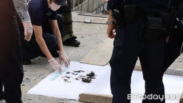 ▲▼台北市萬華區中華路二段、南機場夜市附近工地怪手被放爆裂物。(圖/記者黃彥傑攝)