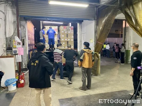 ▲台北市警局保安大隊出動大批警力進駐公投選票印刷廠戒備,務求選票順利運抵投開票所。(圖/記者張君豪翻攝)