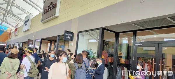 ▲台中三井Outlet二期今開幕,50新櫃進駐數百人朝聖。(圖/記者游瓊華攝)