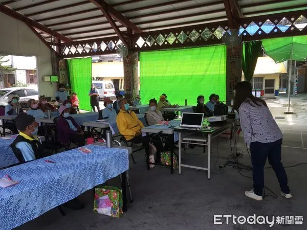 ▲▼玉里分局家防官與現代婦女基金會社工,前往社區部落宣導三讀通過的「跟蹤騷擾防制法」的法規內容;讓民眾熟稔保護自己的機制。(圖/玉里分局提供,下同)