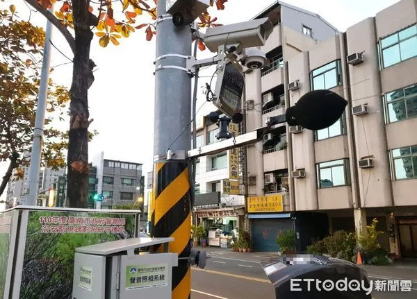 ▲台南市環保局11月間首先在安平路架設聲音照相設備,並搭配告示牌,截至12月13日止共告發26件,處以新台幣1800元至3600元不等罰鍰。(圖/記者林悅翻攝,下同)