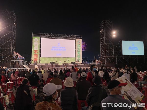 ▲▼民進黨公投之夜高雄場人潮滿滿。(圖/讀者提供)