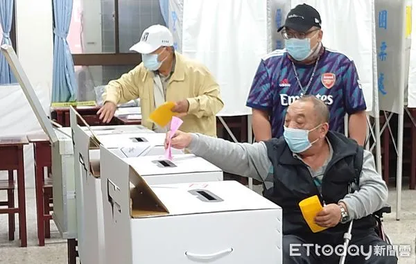 ▲▼1218四大公投投票 進投票所前量體溫 輪椅長者。(圖/記者屠惠剛攝)