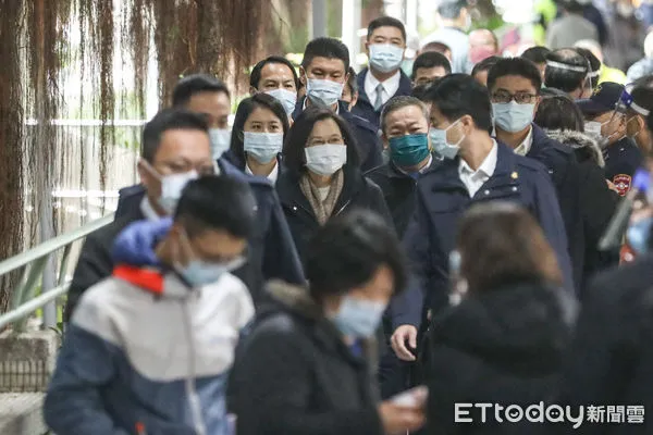 ▲總統蔡英文赴投開票所投票。(圖/記者林敬旻攝)
