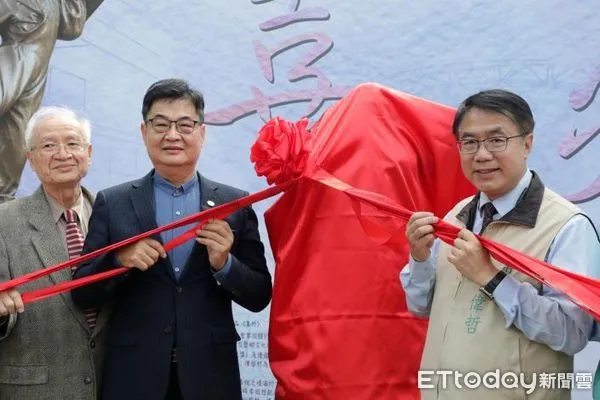 ▲人間國寶的藝術家陳啟村,捐贈「喜外」銅雕作品回饋母校鎮海國小,台南市長黃偉哲等人到場祝賀見證。(圖/記者林悅翻攝,下同)