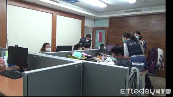 ▲台南地檢署檢察官指揮檢調人員搜索英瑞公司在台營運處所,查扣證卷一批,翁姓被告父女被交保限制出境出海。(圖/記者林悅翻攝)