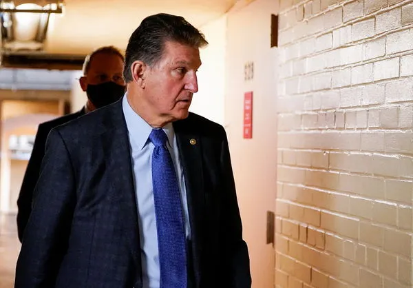 ▲掌屋關鍵一票的民主黨人曼欽(Joe Manchin)倒戈,粉碎了拜登政府打算在今年底前讓「一籃子支出法案」通過的美夢。(圖/路透)