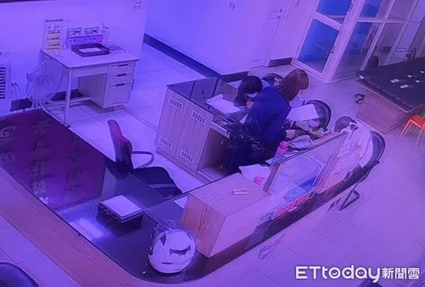 ▲內埔警分局龍泉派出所李姓警員熱心替簡姓男子找回手機 。(圖/記者陳崑福翻攝)