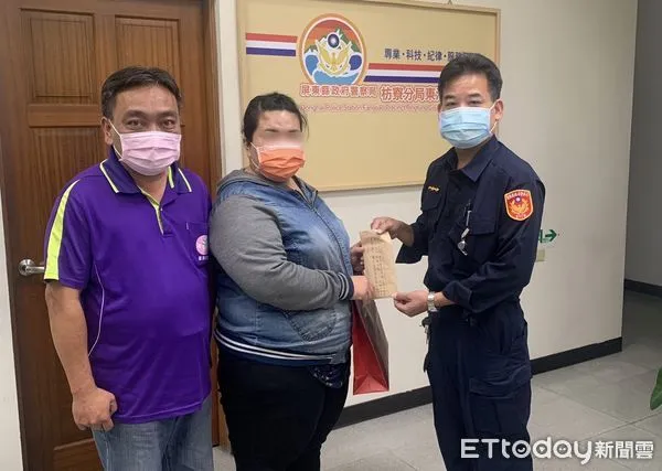 ▲枋寮警分局東海所所長藍清輝、警員夏群凱將善款交予林婦 。(圖/記者陳崑福翻攝)