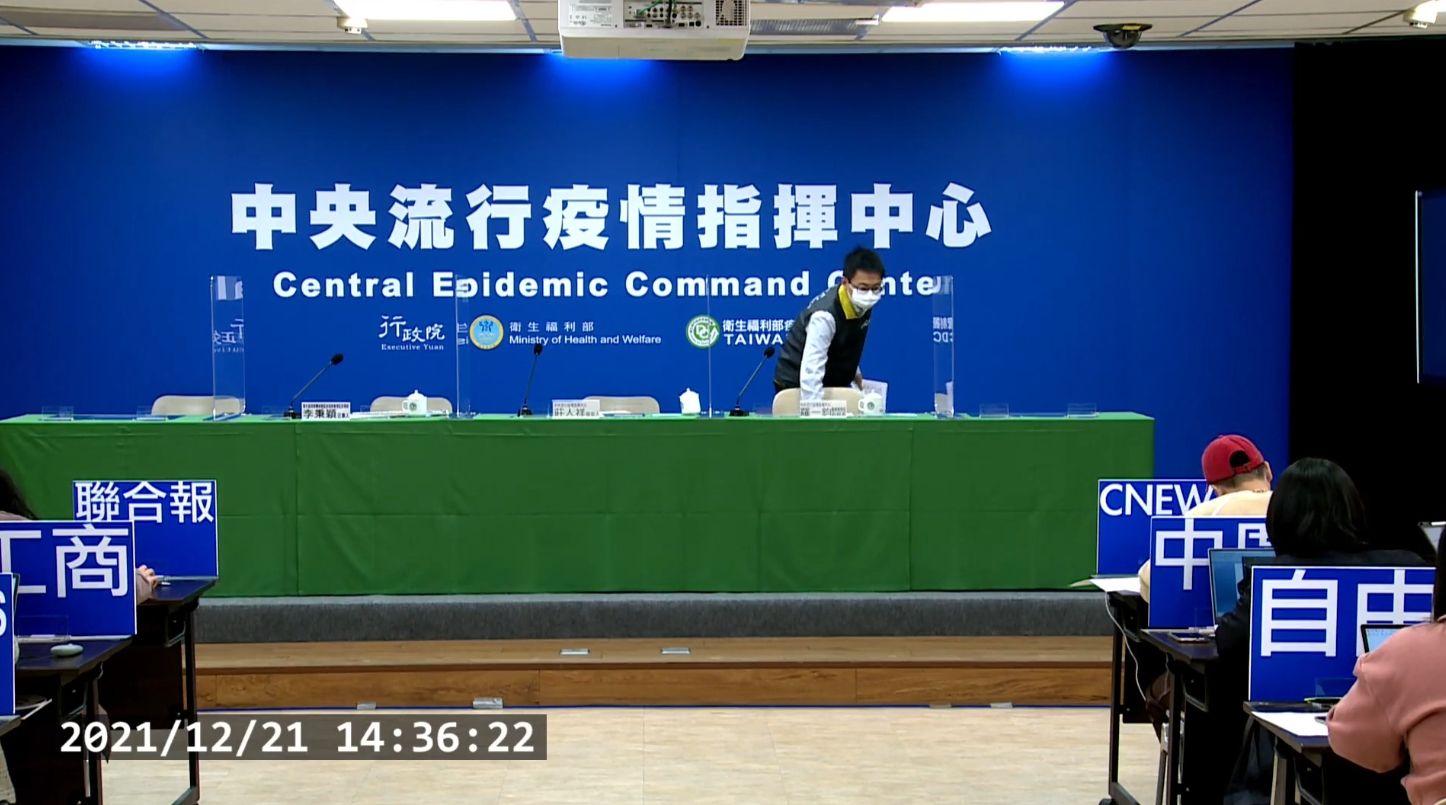 ▲▼有「國民女婿」之稱的醫療應變組副組長羅一鈞,記者會後將椅子歸位的舉動獲得網友讚賞。(圖/指揮中心直播)