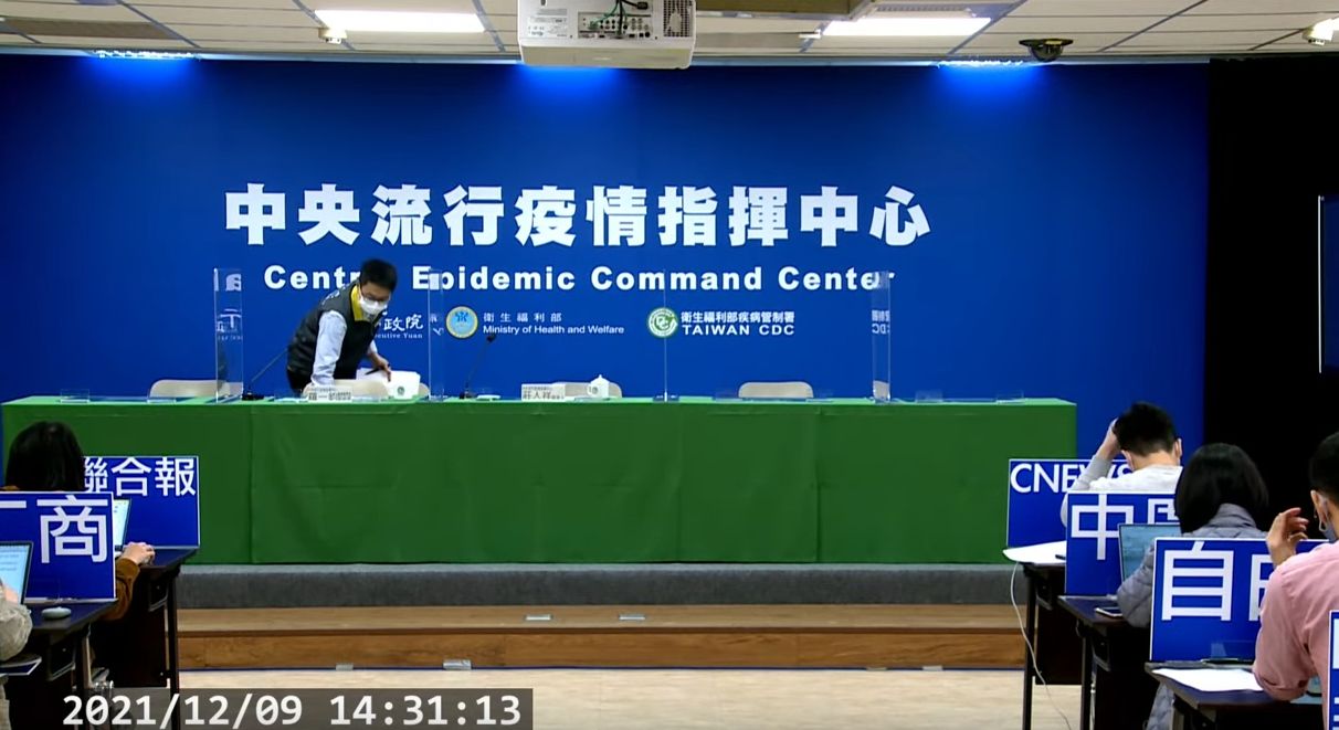 ▲▼有「國民女婿」之稱的醫療應變組副組長羅一鈞,記者會後將椅子歸位的舉動獲得網友讚賞。(圖/指揮中心直播)