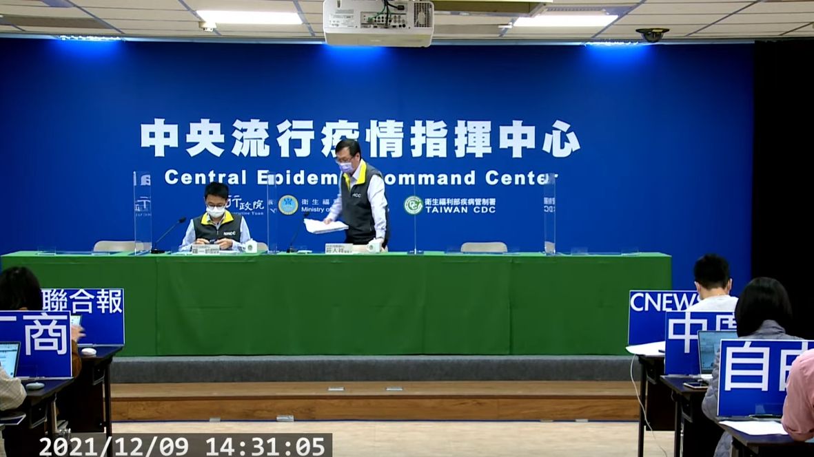 莊人祥將椅子歸位。(圖/截自指揮中心直播)