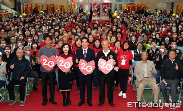 ▲苗栗縣協和慈善基金會舉辦20週年慶祝活動,賴清德到場致意並親自替長輩代表打菜。(圖/記者黃孟珍攝,下同)