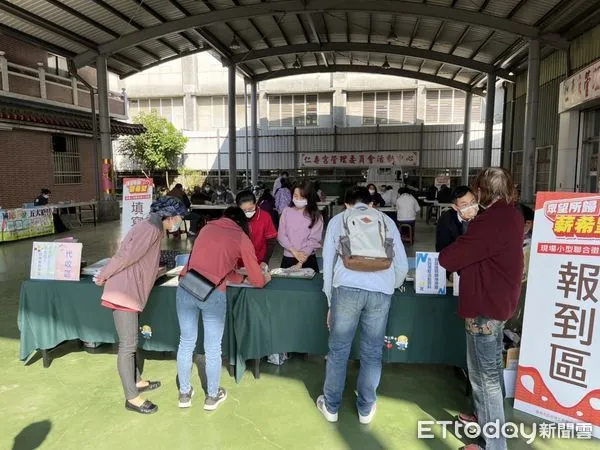 ▲台南市勞工局22日集結三井Outlet台南店、在地科技業及傳統產業,在歸仁區仁壽宮活動中心辦理「眾望所歸 薪希望」徵才活動。(圖/記者林悅翻攝,下同)