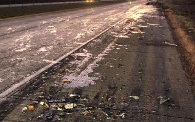 車禍追撞「甜滋滋蜂蜜灑公路」急封清潔　漫長數公尺：看了就黏！