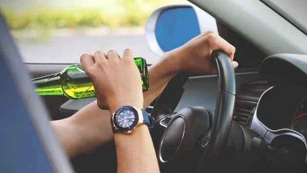 ▲桃園市簡姓男子今年11月間與友人在中壢區某KTV歡唱,席間連喝6瓶啤酒,未等酒精退去即開車上路,因違規停車被警盤查當場被查獲送辦。(示意圖/取自免費圖庫Pixabay)