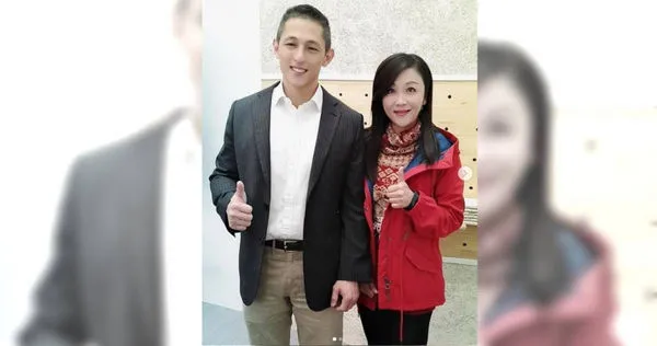 民進黨台北市北投區黨部主任許瑞芬(右)曾大力輔選吳怡農(左),但她當牛郎的兒子卻被控玩弄女客感情吸金。(圖/翻攝許瑞芬臉書)