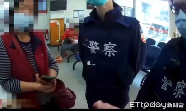 ▲鍾姓婦人誤信傳銷詐騙前往銀行款,員警前往攔阻。(圖/中壢警分局提供)