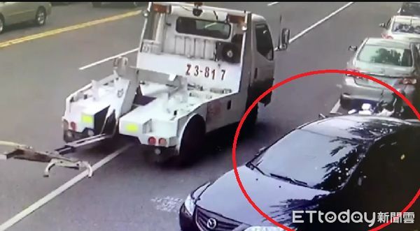 ▲▼驚險畫面曝!拖吊車半路「脫鉤」,轎車路上滑出撞倒整排機車。(圖/記者賴文萱翻攝)