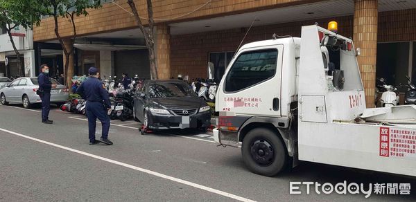 ▲▼驚險畫面曝!拖吊車半路「脫鉤」,轎車路上滑出撞倒整排機車。(圖/記者賴文萱翻攝)