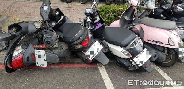 ▲▼驚險畫面曝!拖吊車半路「脫鉤」,轎車路上滑出撞倒整排機車。(圖/記者賴文萱翻攝)