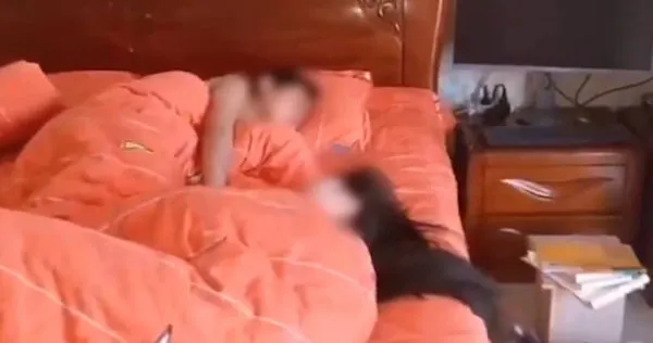 中國一名媽媽為了賺錢,拍攝兒子和女兒裸睡的影片。(圖/翻攝自微博)