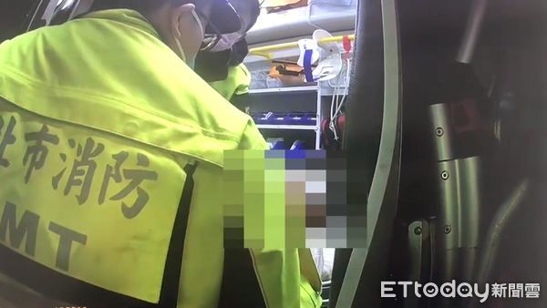 ▲宋姓路倒患者發酒瘋攻擊救護人員,遭警方認定妨害公務依法逮捕移送。(圖/記者張君豪翻攝)