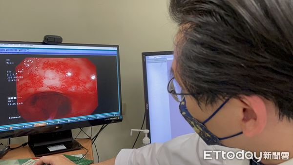 ▲尤先生感謝女兒,兩人在診間相擁 。(圖/記者吳奕靖攝)