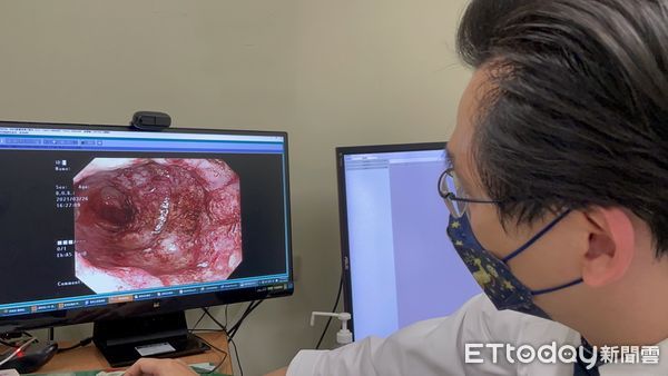 ▲尤先生感謝女兒,兩人在診間相擁 。(圖/記者吳奕靖攝)