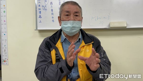 ▲尤先生感謝女兒,兩人在診間相擁 。(圖/記者吳奕靖攝)