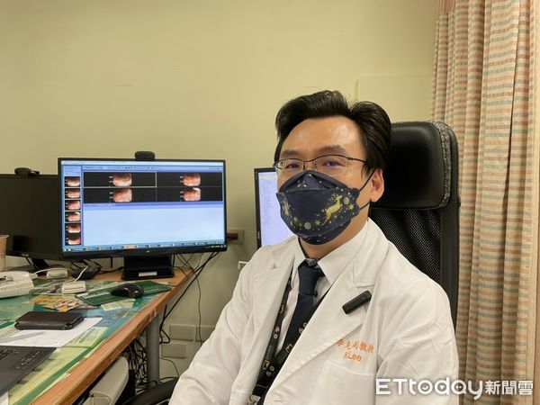 ▲尤先生感謝女兒,兩人在診間相擁 。(圖/記者吳奕靖攝)