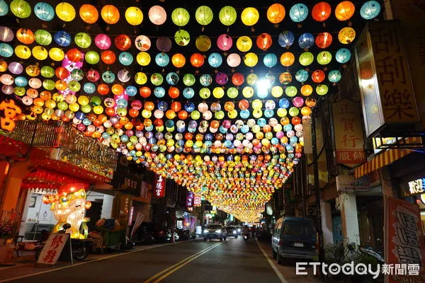 ▲斗六市公所為迎接虎年的到來,今日舉辦「太平老街燈籠點燈」為虎年燈會系列活動拉開序幕,今年由斗六市轄內18所國中小學學生彩繪燈籠,共同打造斗六太平老街燈海藝術美景。(圖/記者蔡佩旻翻攝)