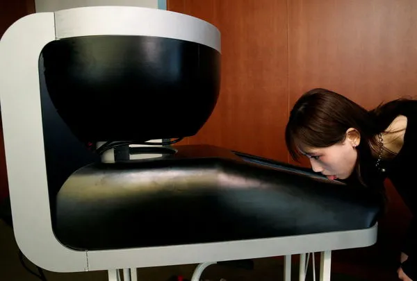 ▲▼日本明治大學教授研發出「品嘗電視」(TTTV)。(圖/路透社)