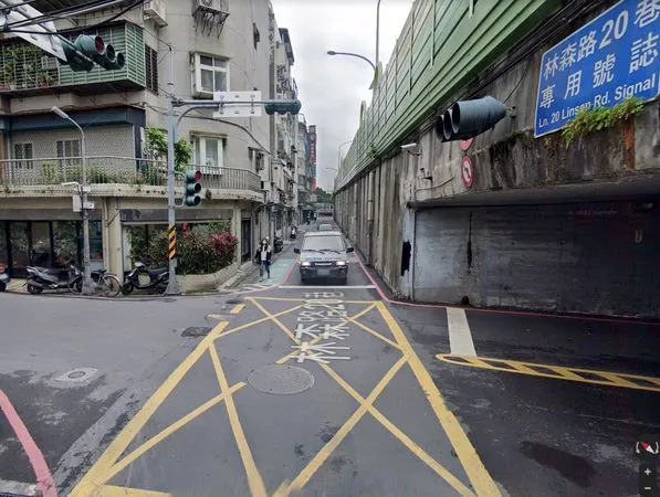 ▲▼駕車禮讓員警先行反遭舉發闖紅燈。(圖/翻攝Google Maps)
